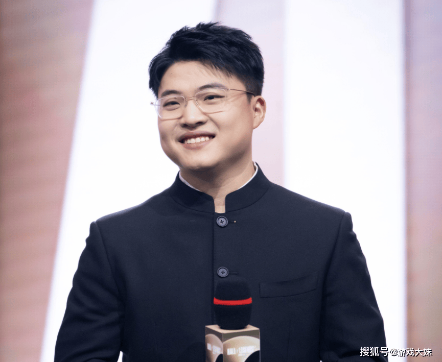 LOL负责人接受采访，对uzi入选名人堂非常满意，从商业角度看很成功