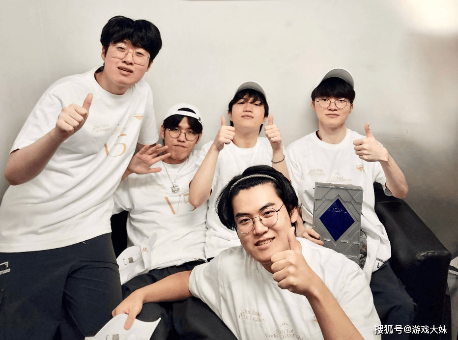 S14冠军皮肤开始宣传，zeus却被区别对待，登录页面被故意遮挡