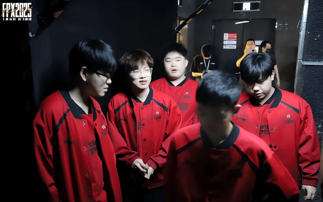 鱼死网破！LPL一黑马战队被曝选手内斗，中单心态已炸