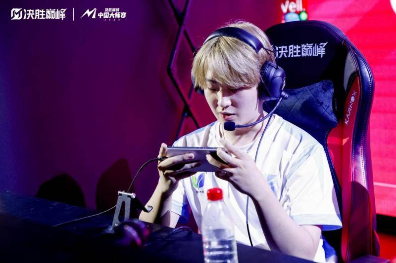 北青报专访决胜巅峰职业选手fishgod：经历了换项目、打职业被孤立，终成三冠选手