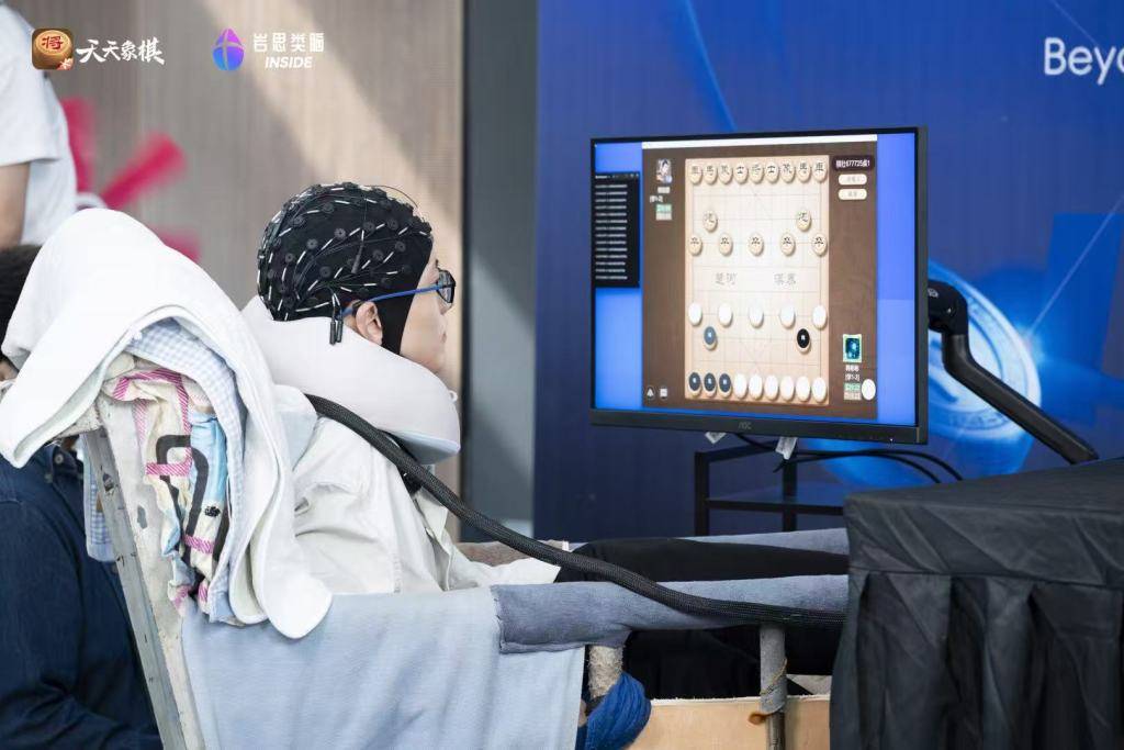 用脑机接口打象棋比赛，脑瘫棋手成为“头号玩家”